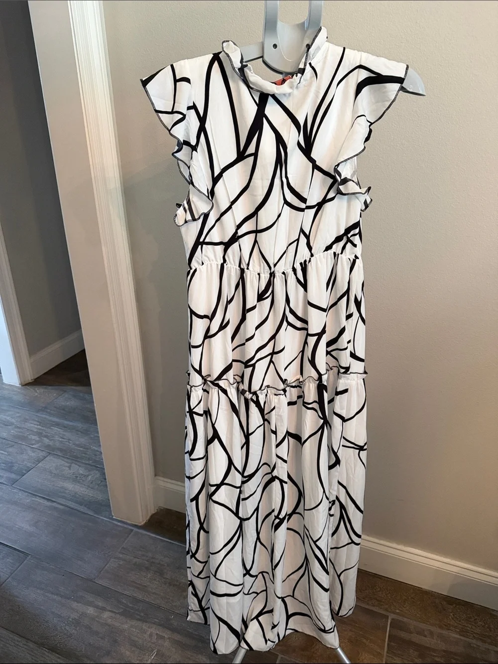 Chic Maxi Dress with Black Abstract Line Print - Picture 6 of 10